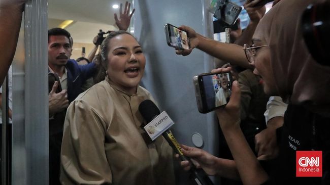 Lisa Mariana tidak terima hasil tes DNA anaknya tidak cocok dengan Ridwan Kamil, atau seperti yang ia klaim selama ini.