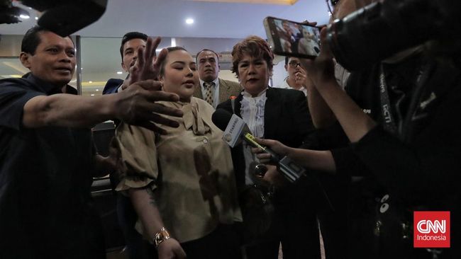 Lisa Mariana menjelaskan soal Doris Setiawan yang disebut-sebut sebagai ayah biologis anaknya, CA, oleh kubu Ridwan Kamil.