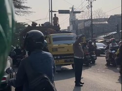 Cerita Warga Telat Ngantor Imbas Macet Parah di Ciputat karena Kecelakaan Truk