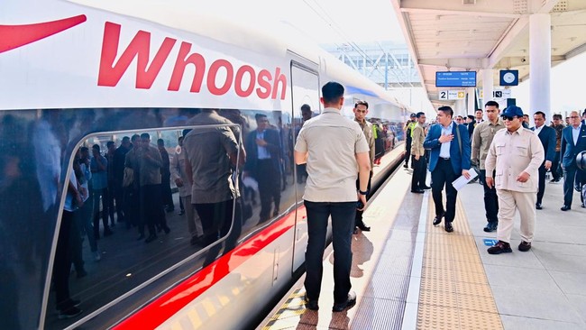 Presiden RI Prabowo Subianto menggunakan moda transportasi kereta cepat Whoosh dalam kunjungan kerjanya ke Bandung, Jawa Barat.