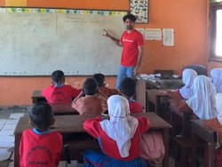 Kala Reza Rahadian Jadi Guru Dadakan, Ngajar Matematika di SD Bima