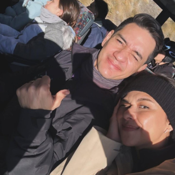 <p>Pasangan Nana Mirdad dan Andrew White kembali mengabadikan momen romantis saat liburan bersama ke luar negeri. Keduanya kini diketahui tengah menikmati liburan di Selandia Baru, lho, Bunda. (Foto: Instagram@nanamirdad_)</p>