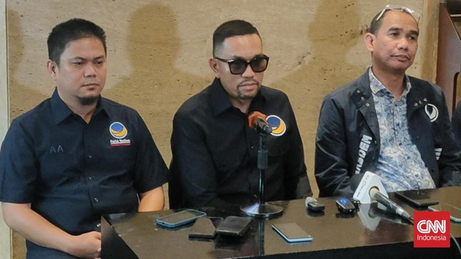 Bupati Kolaka Timur, Abdul Azis menepis kabar dirinya ditangkap oleh penyidik Komisi Pemberantasan Korupsi (KPK) dalam operasi tangkap tangan (OTT).