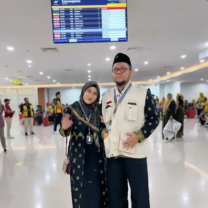 <p>Meski sudah lama tak muncul di layar kaca, pasangan ini tetap aktif berbagi momen keseharian di media sosial. Terbaru, Nia dan Adit membagikan kabar bahwa mereka tengah menunaikan ibadah umrah bersama. (Foto: Instagram @niadit_poll)</p>
