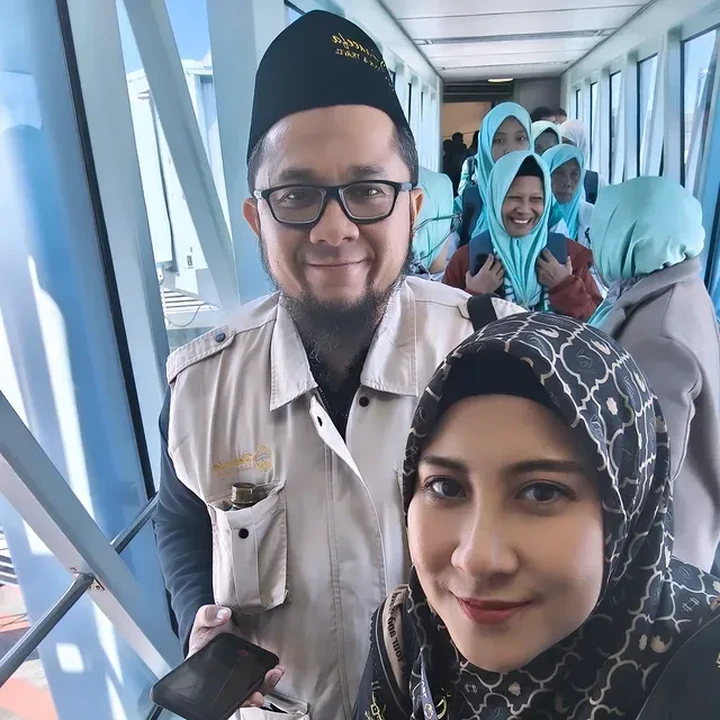 <p>Namun, kali ini terasa berbeda. Untuk pertama kalinya, Nia dan Adit menjalani ibadah suci tersebut tanpa kehadiran anak-anak mereka. &ldquo;Bismillah keberangkatan Umroh 2 Agustus 2025 bersama @abahanza_official dan bestie AFI 2 ku @tia_afi2,&rdquo; tulis Nia dalam unggahan Instagramnya pada Sabtu (03/08/2025). (Foto: Instagram @niadit_poll)</p>