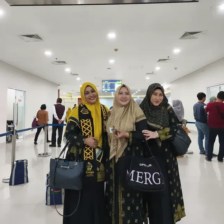 <p>Dalam potret yang ia bagikan, Nia tampak berpose di bandara, mengenakan busana hitam dan tersenyum bersama rombongan bestie dari AFI 2. Kehadiran para sahabat sesama alumni AFI dalam rombongan umrah ini tentu jadi momen spesial bagi Nia. (Foto: Instagram @niadit_poll)</p>