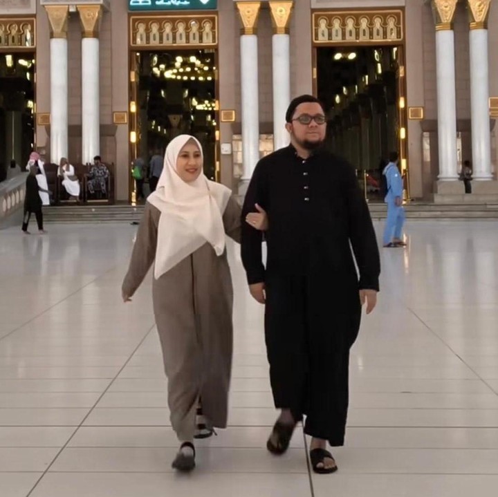 <p>Tak lupa, Nia juga menuliskan permintaan doa dari para pengikutnya. &ldquo;Mohon doanya ya temen2. Diberikan kemudahan kelancaran beribadah. Aamiin Allahumma Aamiin,&rdquo; lanjutnya. Momen ini sontak dibanjiri doa dan dukungan dari warganet, terkhusus para <em>fans</em> setia AFI yang masih mengikuti kisah hidupnya hingga kini. (Foto: Instagram @niadit_poll)</p>