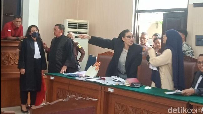 Sidang Berlangsung Ricuh, 7 Momen Nikita Mirzani Ngamuk Dikontenin Jaksa
