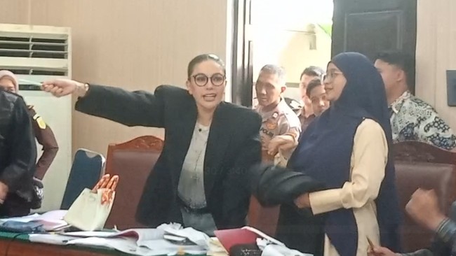 Nikita Mirzani dituntut pidana 11 tahun penjara dan denda sebesar Rp2 miliar karena dinilai terbukti melakukan pemerasan disertai ancaman dan pencucian uang.