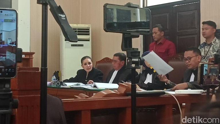 Nikita Mirzani di PN Jakarta Selatan.