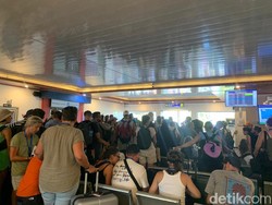 Lagi, Ribuan Turis Asing Menumpuk di Pelabuhan Lembar