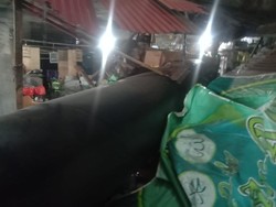 Pipa Jumbo Terlepas dari Truk di Tol Jakut lalu Jatuh Timpa Lapak Pedagang
