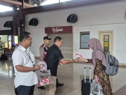 Sambut HUT RI, Polisi Bagikan Bendera Merah Putih ke Warga di Bandara Soetta