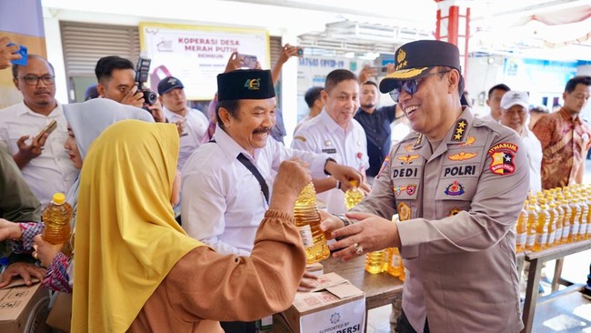 Bantu Tekan Inflasi, Polri Gelar Pasar Murah di Kabupaten Malang Pasar murah ini menjadi bagian dari strategi nasional mengendalikan inflasi dan memberi perlindungan sosial bagi masyarakat berpenghasilan rendah.