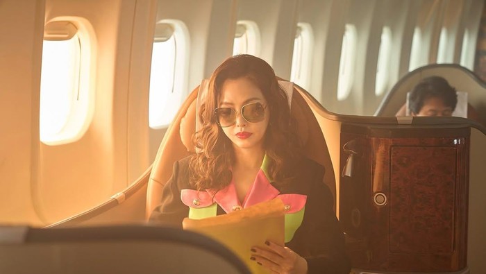 Pesona Mahal Honey Lee Jadi Aktris Chungmuro Tahun 80-an di Drakor Netflix Baru, Aema