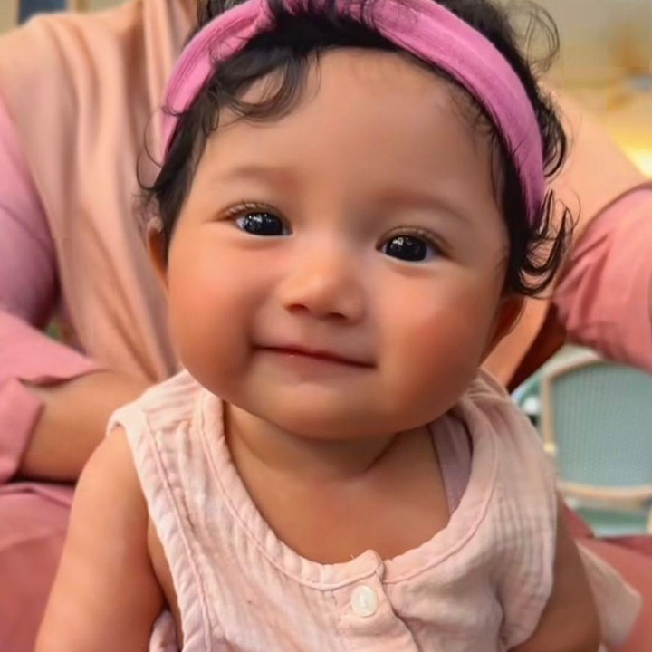<p>Nama panggilan <em>Baby</em> Kayya pun semakin hits karena ekspresi dan tingkah lakunya yang gemesin. Setiap kali Kiky mengunggah momen lucu atau tingkah gemoy Baby Kayya di media sosial, netizen pun turut ikut terpana. (Foto: Instagram @kikysaputrii)</p>