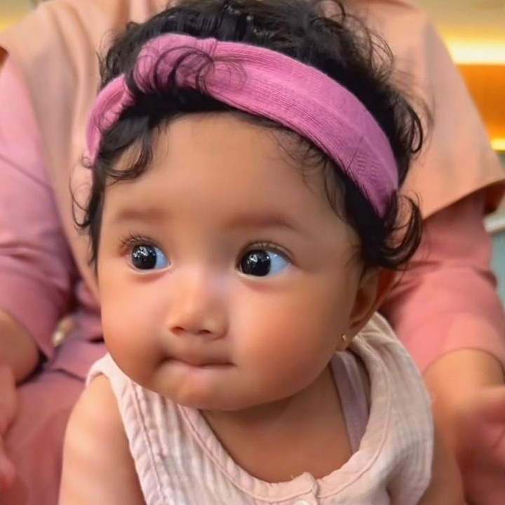 <p>Salah satu potret terbaru <em>Baby</em> Kayya sukses bikin warganet meleleh. Dalam unggahan tersebut, bayi mungil itu tampil menggemaskan dengan bandana pink, <em>dress</em> senada, dan kaus kaki yang membuatnya terlihat seperti boneka hidup. (Foto: Instagram @kikysaputrii)</p>
