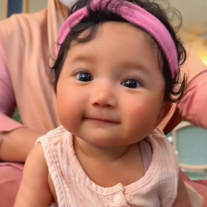 <p>Pipi merona <em>Baby</em> Kayya pun semakin menambah aura manisnya, ditambah dengan rambutnya yang tebal. "Pai imutku tersayang," tulis Kiky, Rabu (06/08/2025). (Foto: Instagram @kikysaputrii)</p>