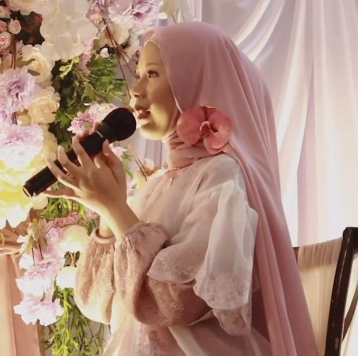 <p>Sebelumnya, Nadin dan Faishal juga telah melangsungkan prosesi lamaran pada 27 Juni 2025. Pengajian pun berjalan, dipenuhi doa-doa baik dari orang-orang tercinta. &ldquo;Saat ini Nadin meminta doa restu dari ibunda dan bapak. Semoga diizinkan dan dipermudah, diberikan doa agar kedepannya, Nadin bisa menjadi istri yang taat pada suami,&rdquo; ucap Nadin. (Foto: Instagram @cakecaine)</p>