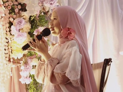 5 Potret Suasana Pengajian Nadin Amizah Jelang Pernikahan