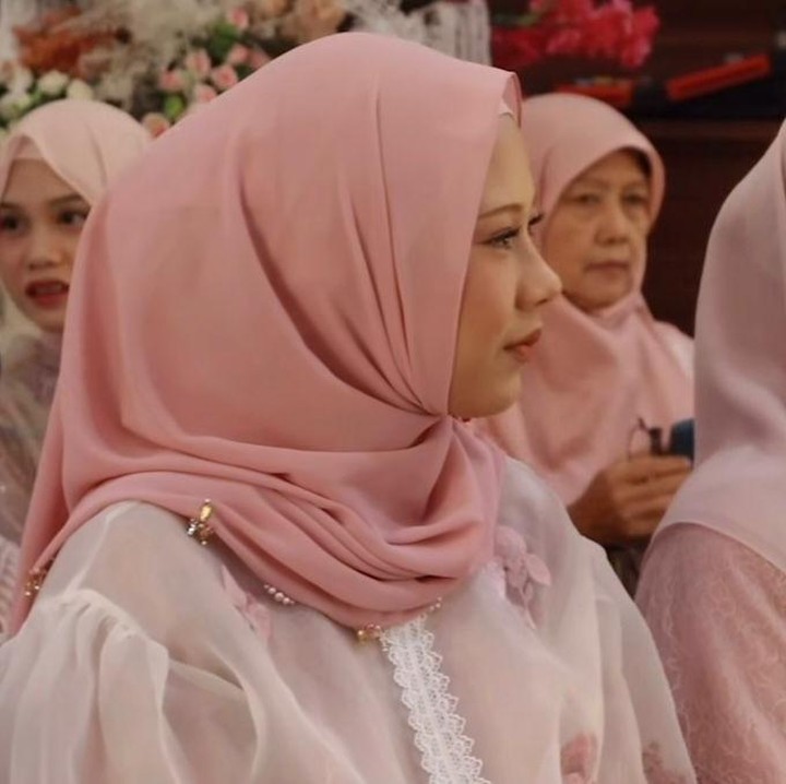 <p>Penyanyi bersuara merdu dan dikenal lewat lirik-lirik yang puitis, Nadin Amizah, kini tengah bersiap memasuki babak baru dalam kehidupannya. Sosok yang memulai kariernya di dunia musik sejak remaja ini akan segera menikah dengan kekasih hatinya, Faishal Tanjung, setelah menjalin hubungan selama empat tahun. (Foto: Instagram @cakecaine)</p>
