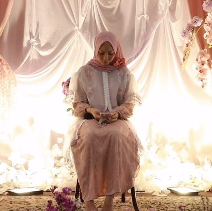 <p>Dalam momen tersebut, Nadin tampil begitu anggun dengan balutan gamis dan hijab berwarna pink. Sementara itu, Faishal tampil mengenakan busana muslim berwarna putih. (Foto: Instagram @cakecaine)</p>