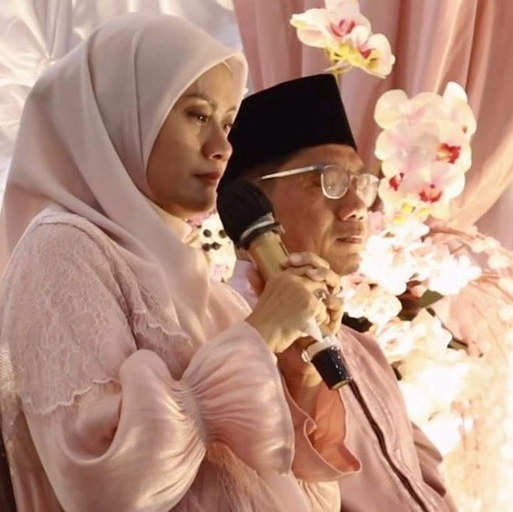 <p>Salah satu momen paling menyentuh dari acara pengajian ini adalah ungkapan haru dari sang Bunda, Gurnita Widiatie, yang ditulis melalui akun Instagram pribadinya. "Ka Nadin, tidak ada yang lebih hangat dari pelukan kaka. Cuma kaka yang pergi jauh tapi bunda tak rasa ditinggalkan. Cuma kaka yang bertanya bagaimana dan apa yang bunda rasa. Cuma kaka yang keras membantah sekaligus patuh pada anjuran. Cuma kaka yang selalu bercerita dari yang indah sampai yang tabu. Cuma kaka yang mengizinkan bunda selalu menjadi bagian dari setiap tangga hidup walaupun harusnya kamu bisa lakukan sendirian," ujar sang Bunda. (Foto: Instagram @cakecaine)</p>
