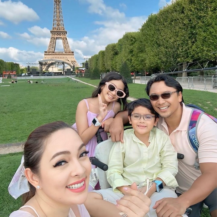 <p>Momen itu dibagikan langsung oleh Reisa di akun Instagram pribadinya. &ldquo;Momen keluarga, tapi tetaplah bergaya. Dari Jakarta hingga Paris, kami menikmati <em>joie de vivre,</em> satu momen Eiffel setiap kalinya,&rdquo; tulis Reisa, dikutip dari laman Instagram <em>@reisabrotoasmoro,</em> Kamis (7/8/2025).&nbsp;(Foto: Instagram@reisabrotoasmoro)</p>