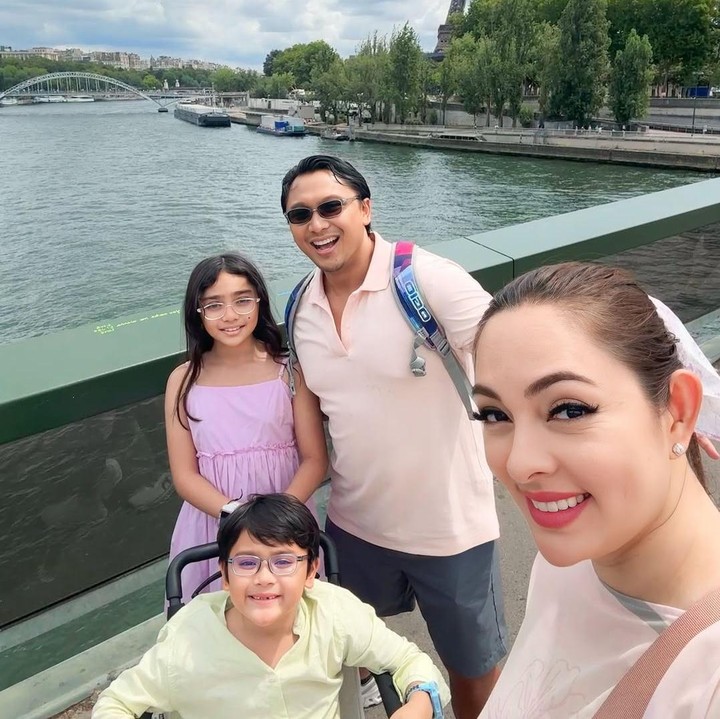 <p>Reisa bersama sang suami, Tedjodiningrat Broto Asmoro, dan kedua anaknya sedang liburan ke Paris. Belum lama ini, ia pun membagikan beberapa potret ketika piknik di taman Menara Eiffel.&nbsp;(Foto: Instagram@reisabrotoasmoro)</p>