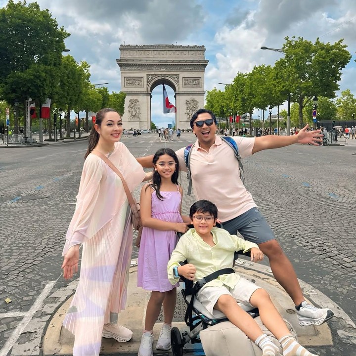 <p>Reisa dan keluarga juga menikmati liburan kali ini dengan berjalan-jalan menyusuri kota Paris. Ia pun tak ingin melewatkan kesempatan dengan foto di beberapa tempat ikonik, salah satunya adalah Arc de Triomphe. &ldquo;Berjalan-jalan melalui Paris dengan orang-orang yang paling aku cintai. Setiap sudut, setiap batu-batu, setiap crepe, lebih baik saat dibagikan dengan keluarga,&rdquo; tulisnya.&nbsp;(Foto: Instagram@reisabrotoasmoro)</p>