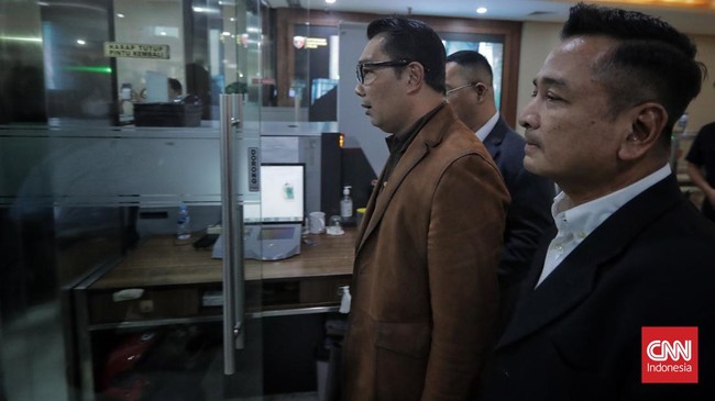 Ridwan Kamil Diperiksa Kasus Fitnah Lisa Mariana di Bareskrim Hari Ini Eks Gubernur Jawa Barat Ridwan Kamil kembali dipanggil penyidik Bareskrim Polri terkait kasus dugaan fitnah dan pencemaran nama baik oleh Lisa Mariana.