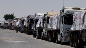 Trucks carrying humanitarian aid line up near the Rafah border crossing between Egypt and the Gaza Strip, in Rafah, Egypt, August 6, 2025. REUTERS/Amr Abdallah Dalsh     TPX IMAGES OF THE DAY