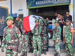Keluarga Histeris Saat Jenazah Prada Lucky Tiba di Kupang