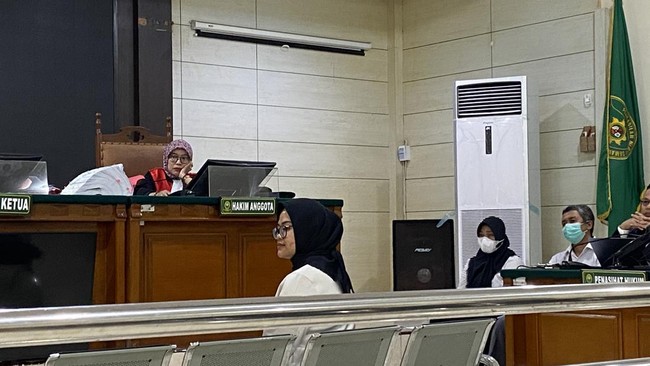 Terdakwa Zara mengakui mengirim chat ancaman ke juniornya dr Aulia Risma di PPDS Undip. Ia mengklaim ditekan juga oleh senior.