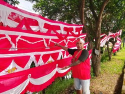 Pedagang Bendera Sebut Banyak Warga Palembang Cari Bendera One Piece