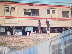 Viral Aksi Berbahaya 2 Bocah Silver Gelantungan di KRL Bekasi