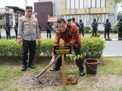 Audiensi dengan Kapolda Riau, Wakil Menteri PAN-RB Tanam Pohon