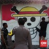 Warga Hapus Mural One Piece di Sleman Sambil Dipantau Tentara & Polisi