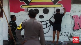 Warga Hapus Mural One Piece di Sleman Sambil Dipantau Tentara & Polisi