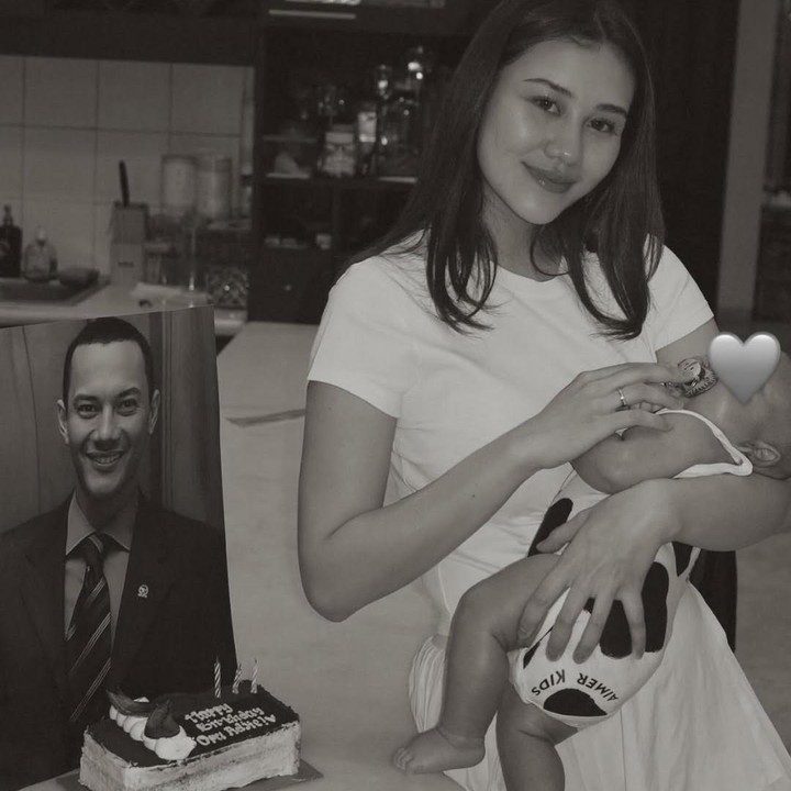 <p>Aaliyah menuliskan <em>caption</em> penuh haru di unggahannya, Bunda. Perempuan 23 tahun ini secara khusus memperkenalkan baby Arash ke mendiang ayahnya. "Ulang tahun kali ini terasa berbeda dengan kehadiran anggota keluarga baru yang aku ingin sekali kamu temui. Kamu pasti akan menjadi kakek yang luar biasa bagi Arash, sama seperti kamu menjadi ayah yang luar biasa. Merayakanmu setiap hari, papa, kami sayang padamu," tulis Aaliyah. (Foto: Instagram @aaliyah.massaid)</p>