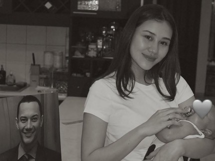 5 Potret Haru Aaliyah & Zahwa Kenang Almarhum Adjie Massaid di Hari Kelahiran Sang Ayah, Ada Baby Arash