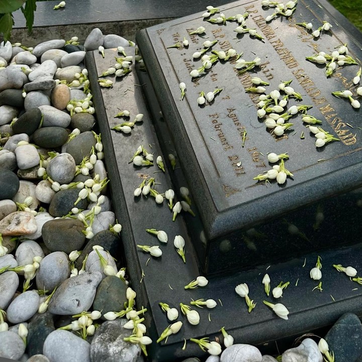 <p>Zahwa juga membagikan momen saat mengunjungi makam sang ayah. Ia tak lupa menuliskan ucapan selama ulang tahun untuk mendiang ayahnya itu. "<em>Happy birthday boss man</em>! Pria terbaik, paling penyayang, dan paling perhatian yang pernah aku kenal. Aku sangat mencintaimu. Pengaruhmu masih begitu kuat. Kamu sangat dicintai, terima kasih telah menjaga kami, selalu," ungkap Zahwa. (Foto: Instagram @zahwamassaid)</p>