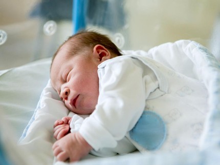 Bayi Sering Kaget & Kejang saat Tidur, Tanda Bahayakah? Ketahui Penyebab & Cara Mengatasinya