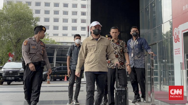 Bupati Kolaka Timur Abdul Azis tiba di Gedung Merah Putih KPK, Jakarta Selatan untuk menjalani pemeriksaan.