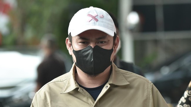 KPK Tetapkan Bupati Kolaka Timur Tersangka Dugaan Suap KPK menetapkan Bupati Kolaka Timur Abd Azis sebagai tersangka kasus dugaan suap terkait pembangunan RSUD di Kolaka Timur, Sulawesi Tenggara.
