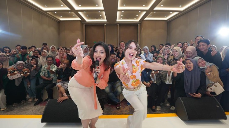 Cinta Laura di LPS Financial Festival 2025 Surabaya