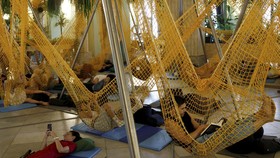 FOTO: Lari dari Cuaca Panas, Warga Tidur di Climate Shelter Madrid