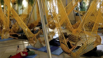 FOTO: Lari dari Cuaca Panas, Warga Tidur di Climate Shelter Madrid