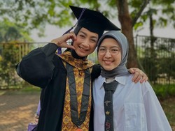 Desy Ratnasari Lulus S3, Nasywa Malah Minta Maaf