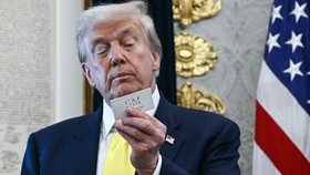 Trump 'Dirujak' Netizen AS usai Renovasi Oval Office Serba Emas